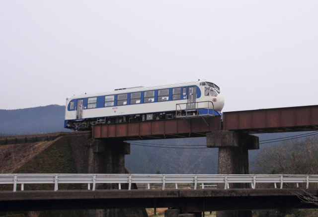 鉄橋を渡るボビー列車