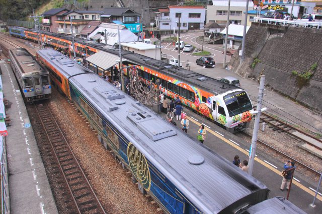 観光客でにぎわう大歩危駅