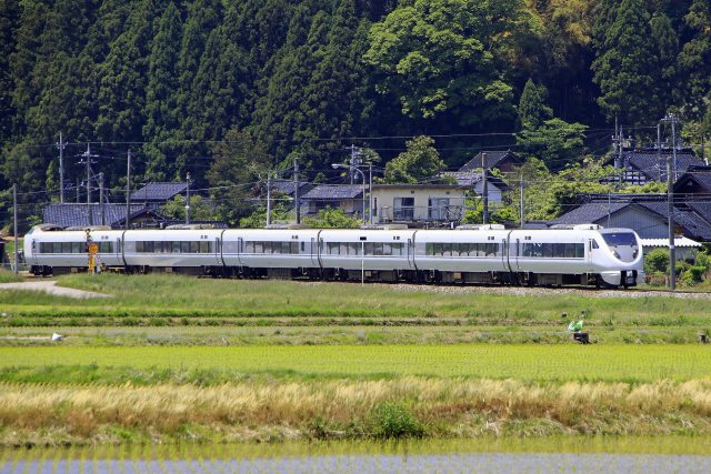 田園を行く「かがり火」