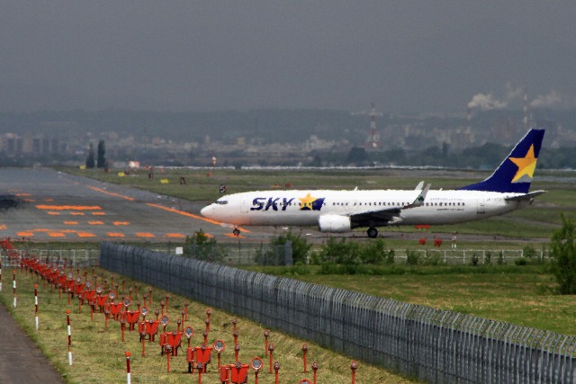 タキシングのスカイマーク機