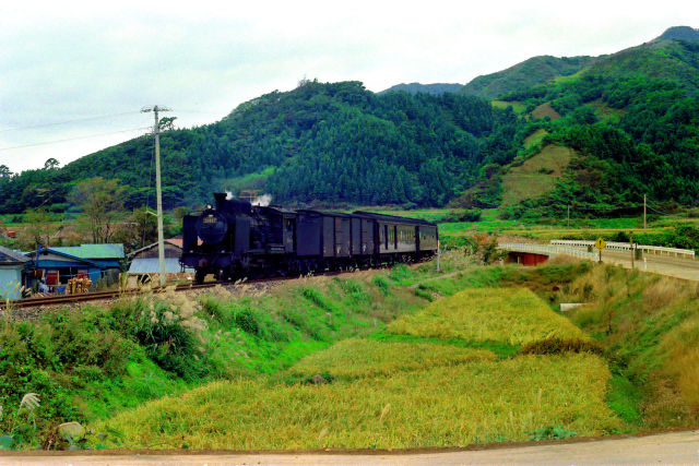 田園を行く混合列車