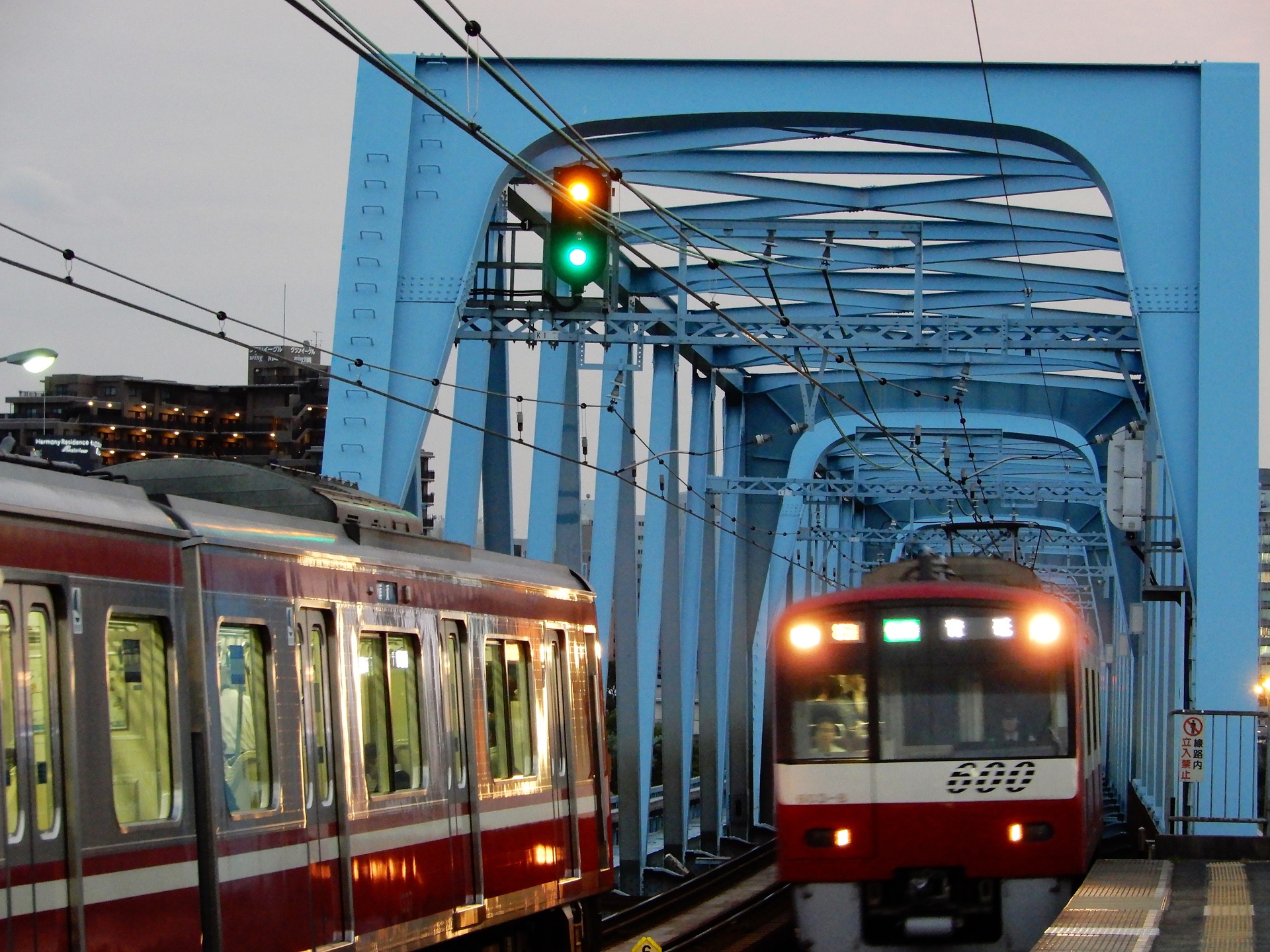 鉄道 電車 すれ違う京急電車 壁紙19x1440 壁紙館