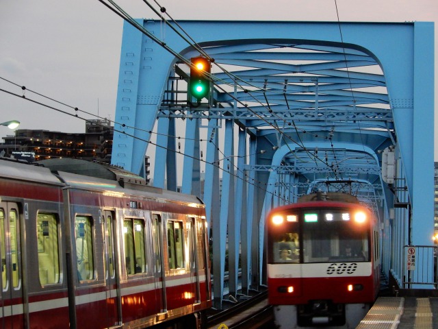 すれ違う京急電車