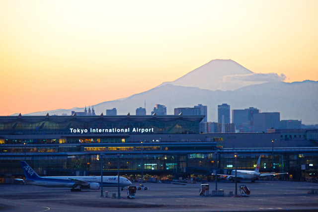 羽田空港 国際線TMと富士山