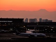 飛行機と赤富士