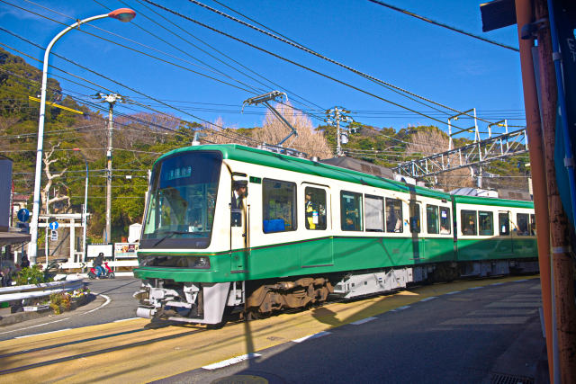 腰越の町を走る江ノ電