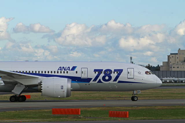 B787 JA813A