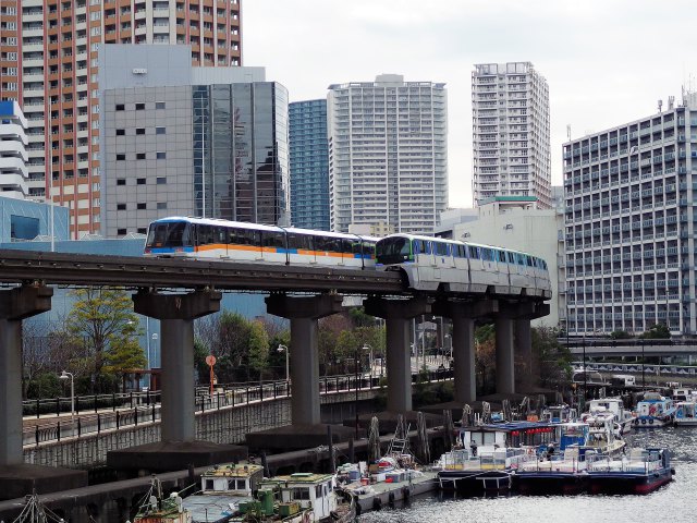 すれ違う東京モノレール