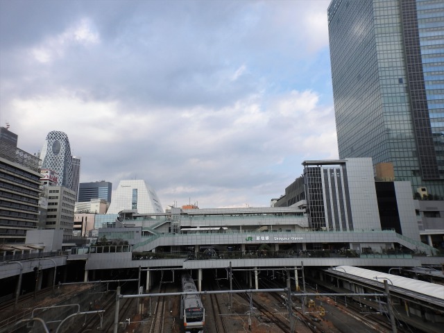 新宿駅と電車