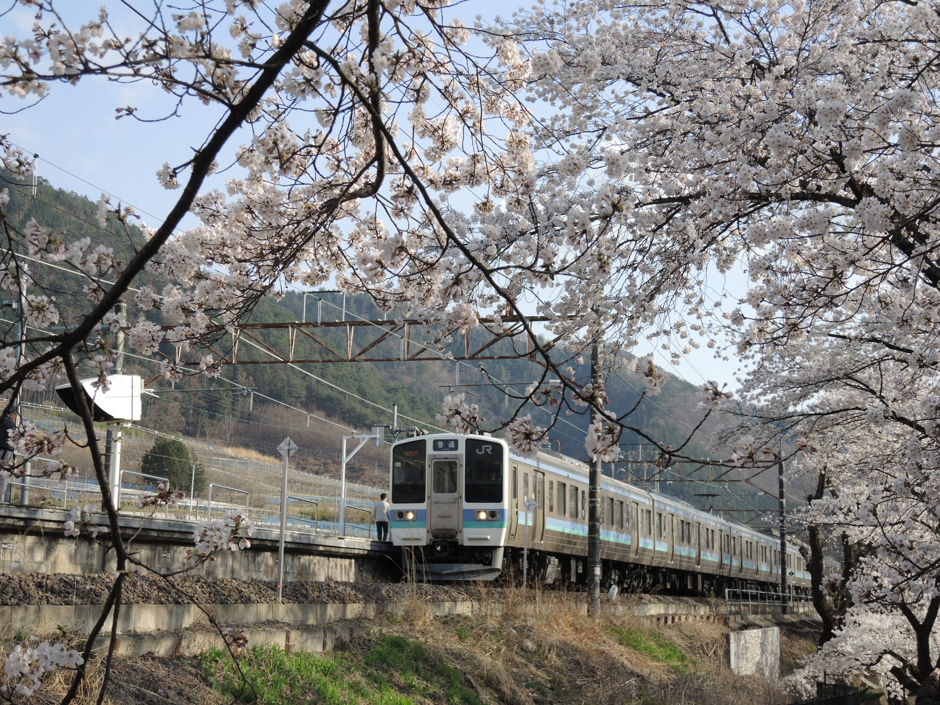 鉄道 電車 勝沼ぶどう郷駅にて 壁紙19x1440 壁紙館