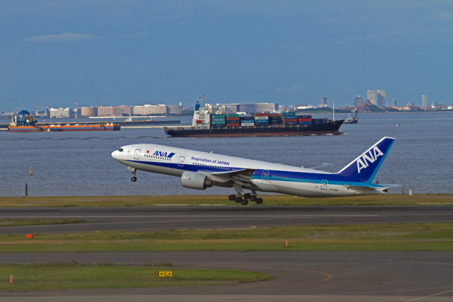 B777 JA715A