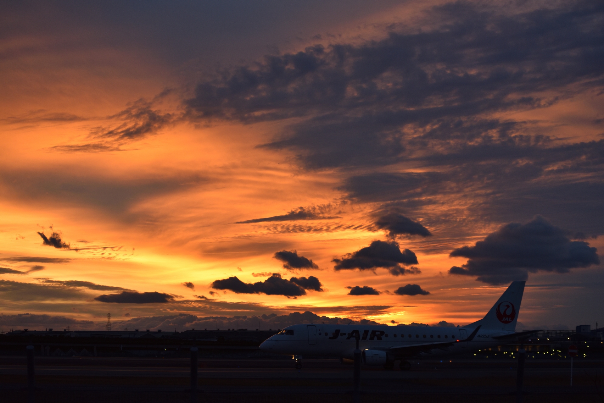 航空機 夕方のタキシング 壁紙19x12 壁紙館