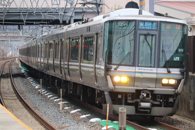 島本駅をパスする223系