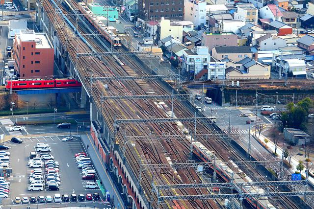 交差する東海道本線と名鉄電車