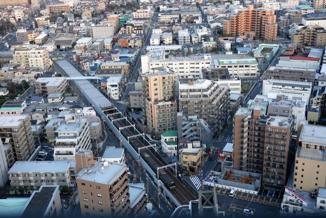 都営新宿線を見下ろす