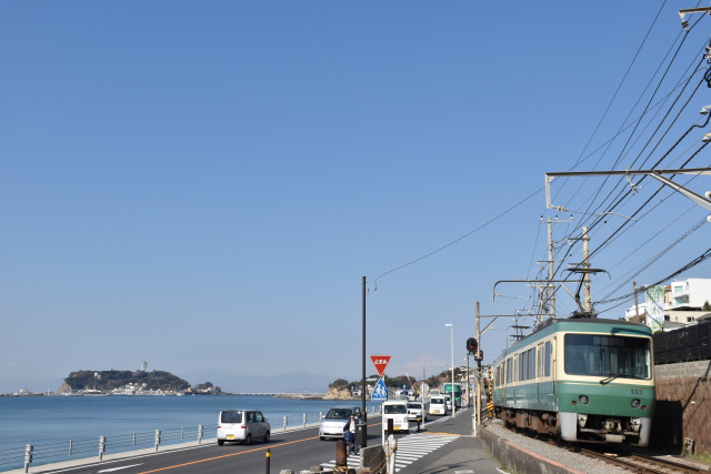 列車と海と江ノ島と