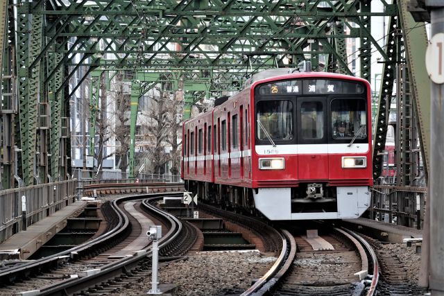 鉄橋を渡る京浜急行電車