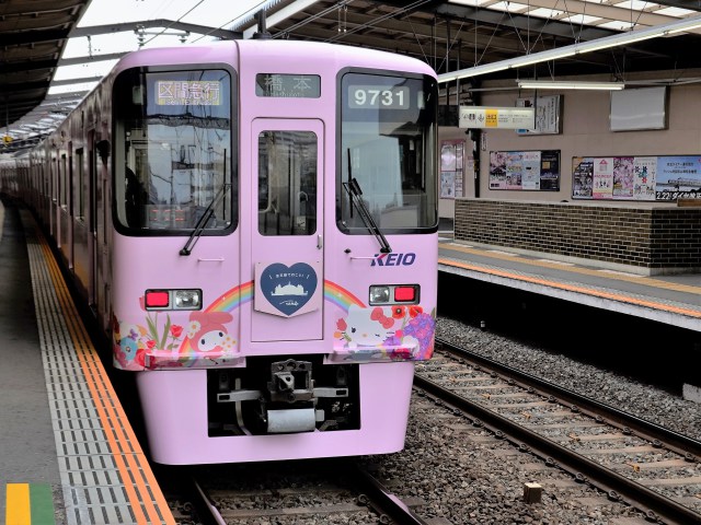 キティちゃんラッピング電車