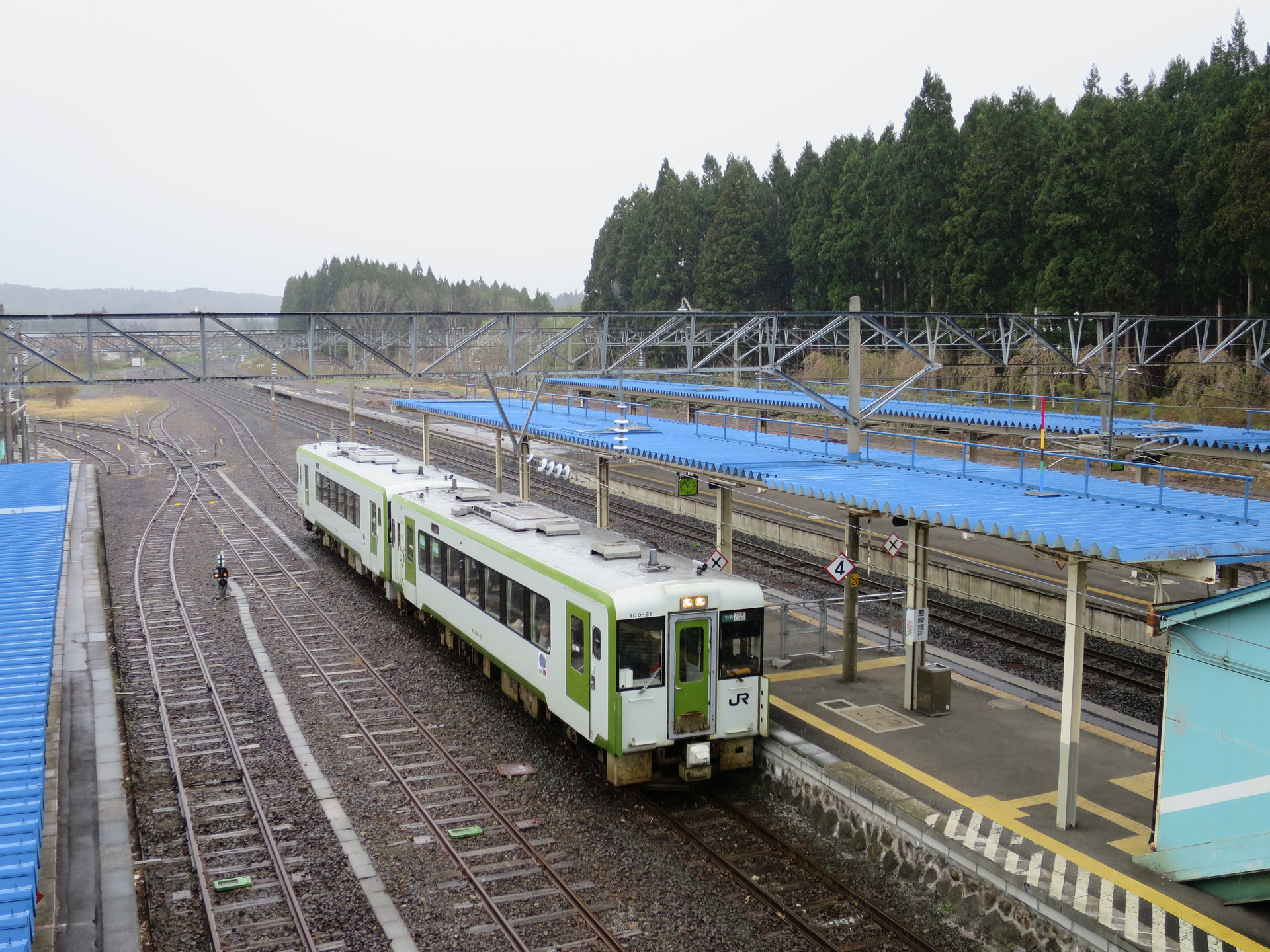 鉄道 気動車 野辺地防雪原林と快速しもきた 壁紙19x1440 壁紙館