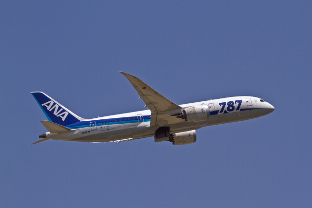 B787 JA822A