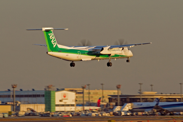 DHC-8 JA858A