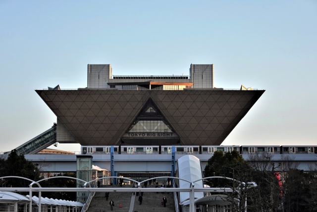 東京ビックサイトとゆりかもめ