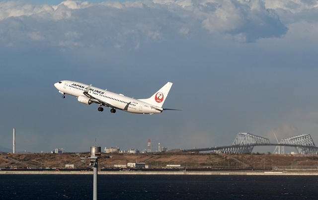 ボーイング737とゲートブリッジ