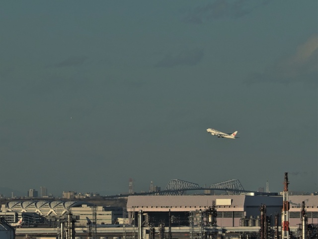 ゲートブリッジ上を飛ぶ旅客機