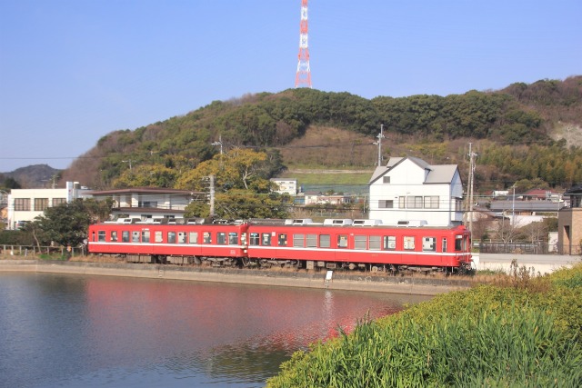 水辺を走るローカル電車