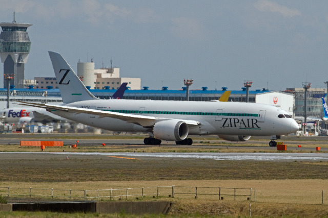 B787 JA825J