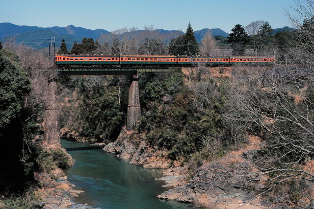 昭和の鉄道250 長篠城跡を行く