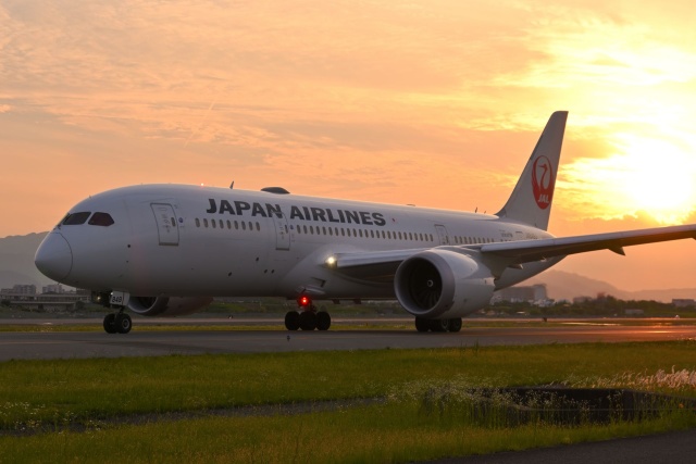 B787-8 JAL TAXING