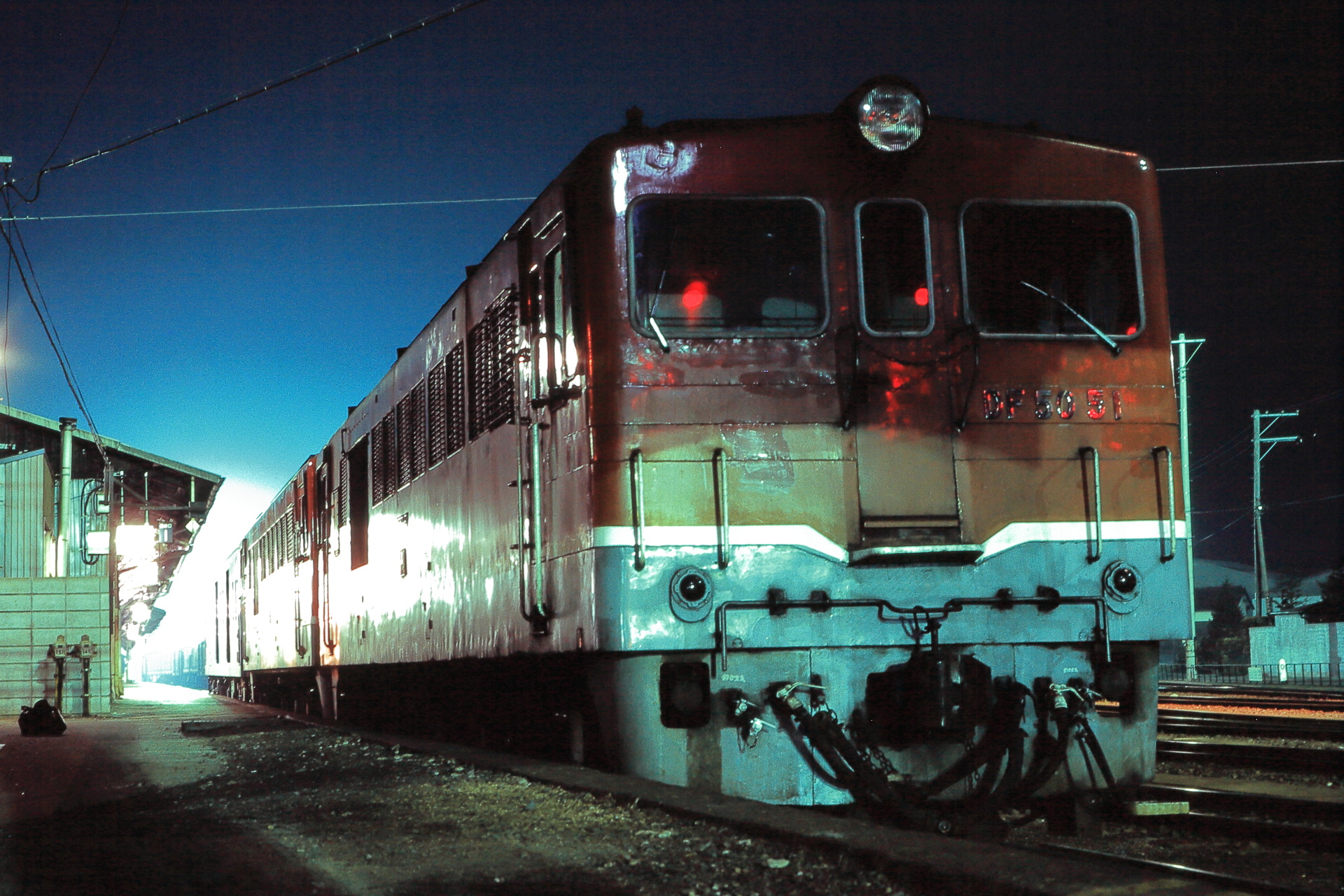 鉄道 ディーゼル機関車 昭和の鉄道304 夜の多度津駅 壁紙19x1280 壁紙館