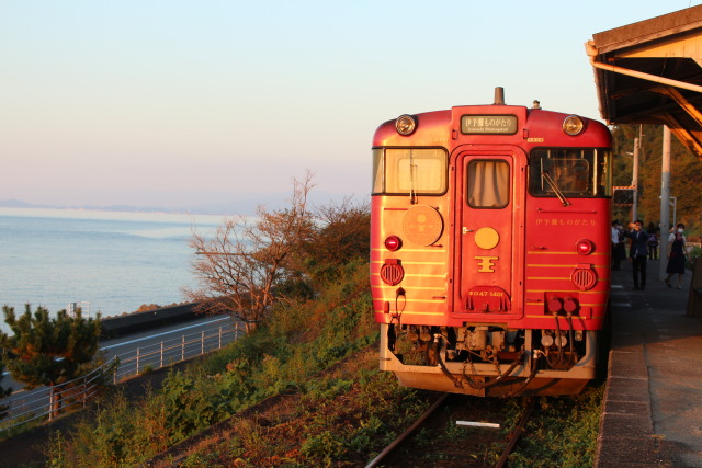 夕日を浴びる伊予灘ものがたり