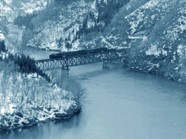 只見川を渡る貨物列車～1971年