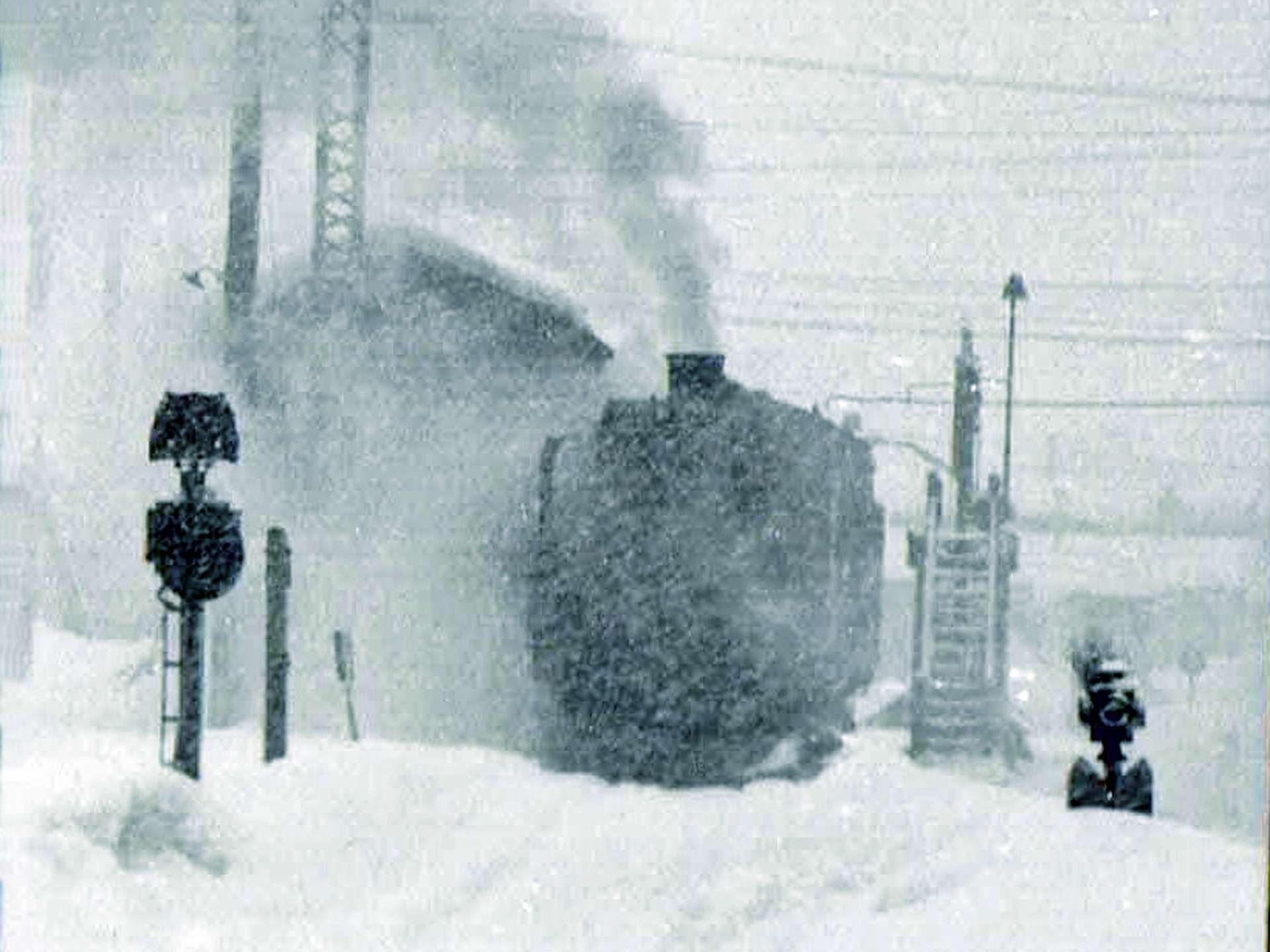 鉄道 蒸気機関車 吹雪の青森機関区 1967年 壁紙19x1440 壁紙館