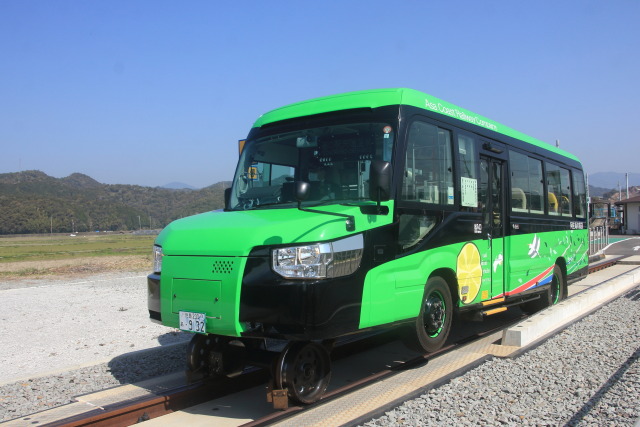 線路と道路両用車