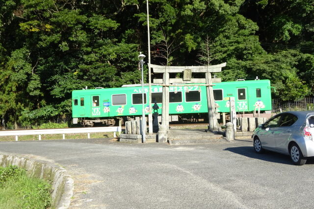 鳥居の参道を横切るローカル線