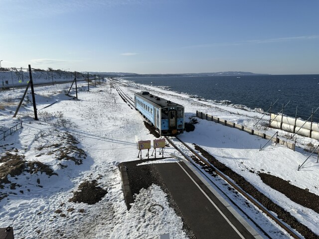 オホーツク海と釧網本線キハ54