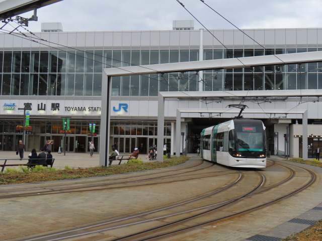 富山駅と路面電車