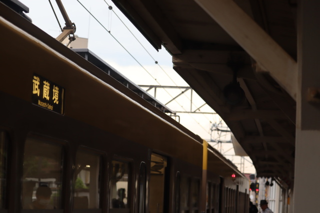 笑い声が聞こえる駅舎