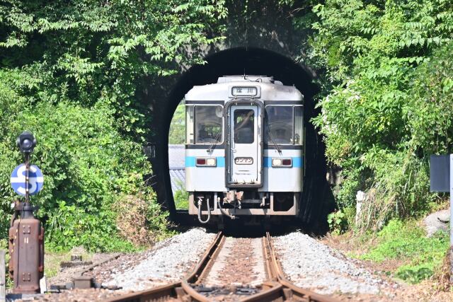 トンネルを抜ける窪川行