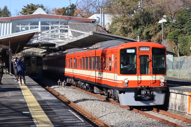 団体列車発車