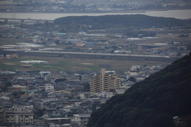 新幹線を望む