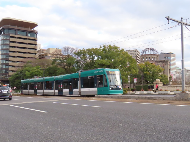 原爆ドームと路面電車